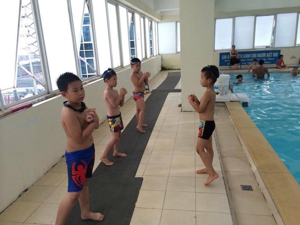 Các bé đang học bơi tại bể bơi 4 mùa Tôn Thất Thuyết