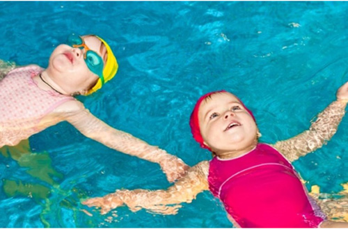 Trẻ sơ sinh học bơi tốt không