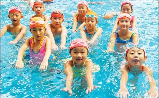 Lợi ích khi cho trẻ học bơi sớm