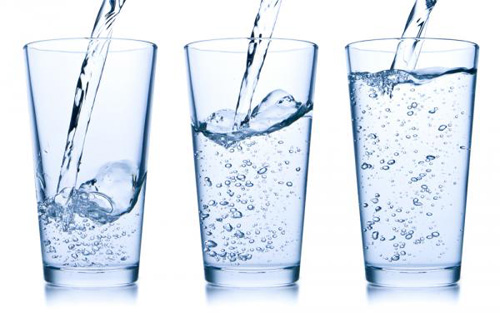 Uống đủ nước trước khi đi bơi