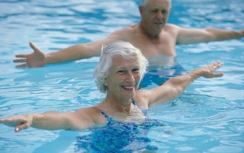 Giam đau xương khớp hiệu quả nhờ bơi lội với người cao tuổi
