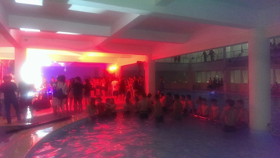Pool bar party bể bơi nước nóng