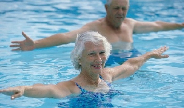 Giảm đau xương khớp nhờ bơi lôi với tuổi già 