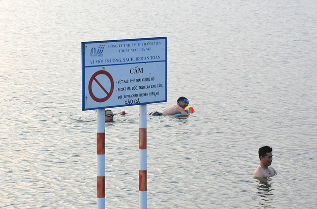 Biển cảnh báo nguy hiểm tại hồ Linh Đàm