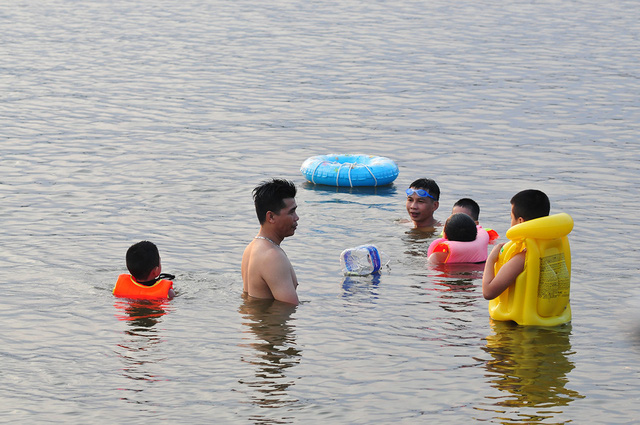 Người dân đổ xô đi bơi ở hồ Linh Đàm - Hà Nội