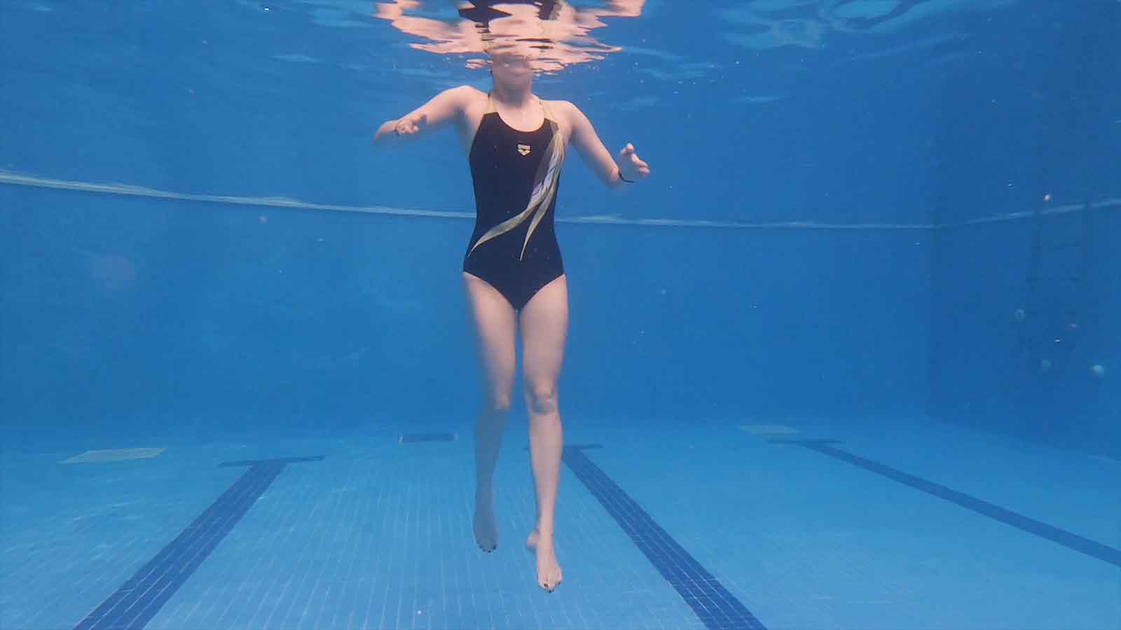 Kết hợp động tác tay và chân trong quá trình học bơi đứng tại chỗ