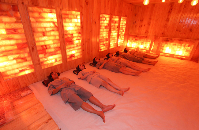 Phòng xông hơi khô sauna bằng gỗ là một trải nghiệm đặc biệt mang đến cảm giác thư giãn và sảng khoái. Tại Việt Nam, bạn sẽ tìm thấy nhiều địa điểm chuyên cung cấp dịch vụ này, với kiến trúc đẹp và thiết bị hiện đại, đem lại trải nghiệm tuyệt vời cho khách hàng. Hãy đến và tận hưởng những phút giây thư giãn tuyệt vời tại đây!