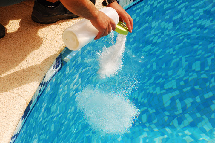 Sử dụng hóa chất Clo để khử trùng nước bể bơi